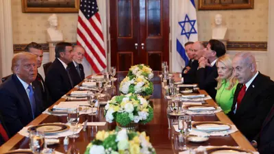 خلال مأدبة العشاء التي جمعت ترامب ونتنياهو