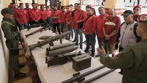 متطوعون فنزويليون يتدربون على حمل السلاح