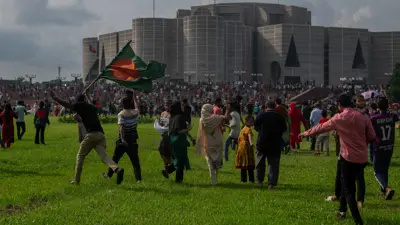 مواطنون في بنغلاديش يحتفلون باستقالة الشيخة حسينة