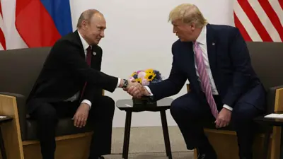 دونالد ترامب وفلاديمير بوتين خلال لقاء سابق