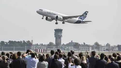 طائرة "إيرباص" من طراز A320 تنطلق في رحلة جوية