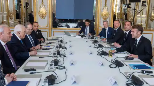 اللقاء بين الرئيسين الفرنسي والفلسطيني في قصر الإليزيه