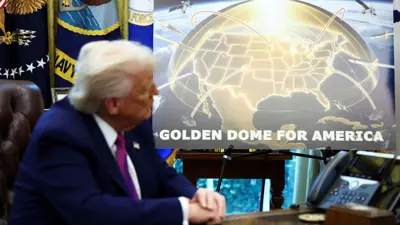 ترامب أمام تصميم القبة الذهبية