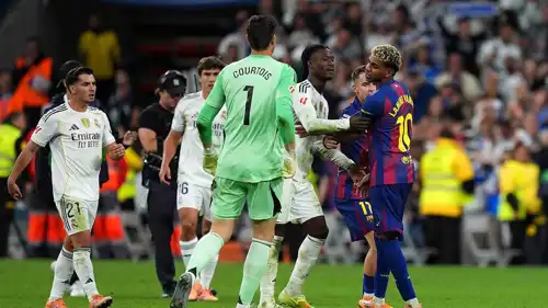 لامين يامال في مباراة برشلونة وريال مدريد