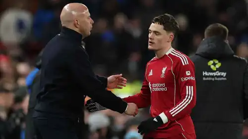 فلوريان فيرتز ومدربه آرني سلوت