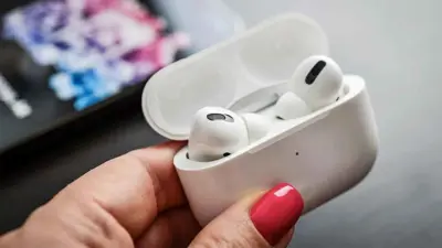 سماعات AirPods 