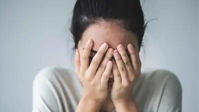 سيدة تعاني من القلق 