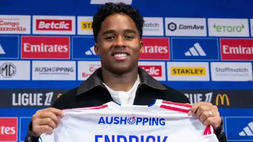 إندريك في المؤتمر الصحفي لتقديمه مع ليون الفرنسي