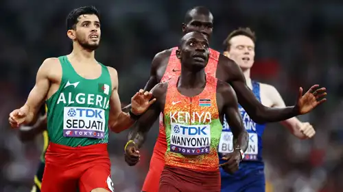 جمال سجاتي (يسار) وراء الكيني إيمانويل صاحب الذهبية