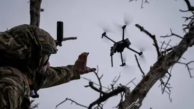 جندي أوكراني خلال إطلاق طائرة مسيرة