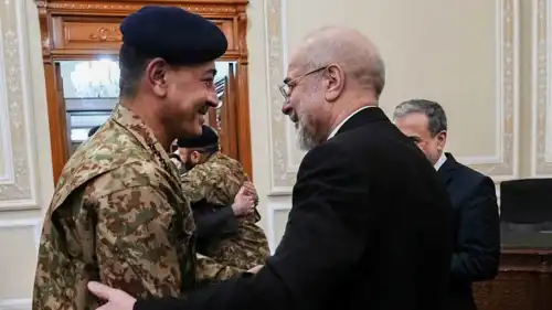 قاليباف خلال استقباله قائد الجيش الباكستاني