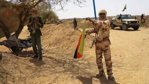 مقاتل من "حركة تحرير أزواد" يرفع علم الحركة.