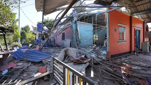 منزل متضرر وسط اشتباكات على الحدود الكمبودية – التايلاندية