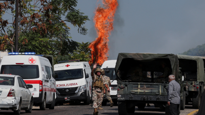 جندي لبناني بجانب حريق شب إثر الغارات الإسرائيلية