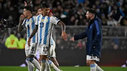 ميسي يصافح كريستيان روميرو