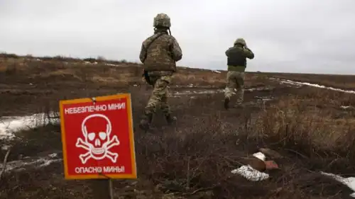 جنود أوكرانيون في حقل ألغام بدونتسك