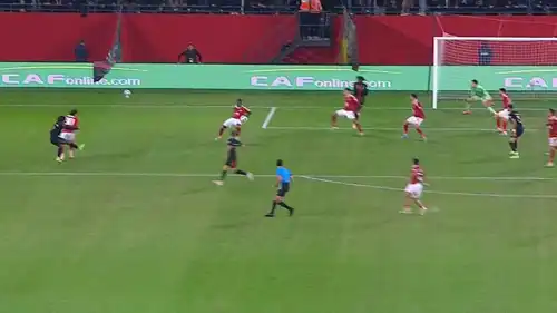 لحظة احتساب ركلة جزاء ضد أليو ديانغ