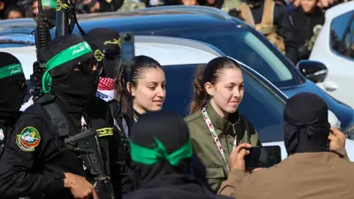 لحظة الإفراج عن الدفعة الثانية من الأسيرات الإسرائيليات