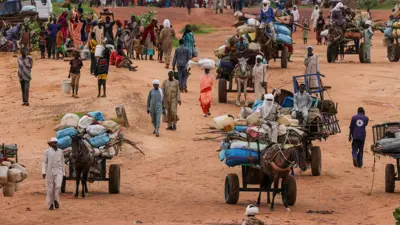 نازحون سودانيون يفرون من مواقع المعارك