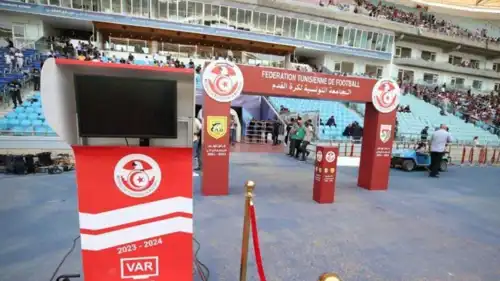 جهاز تقنية حكم الفيديو المساعد في مباراة بالدوري التونسي 