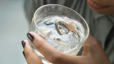 شرب الماء البارد