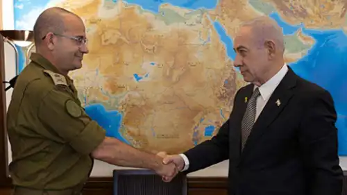 نتنياهو مصافحًا اللواء رومان غوفمان