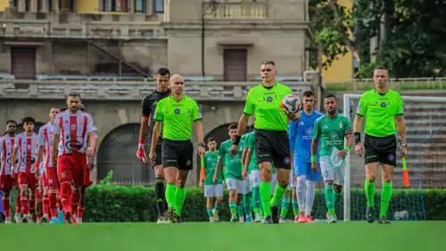 طاقم الحكام ولاعبو الأهلي طرابلس والأهلي بنغازي