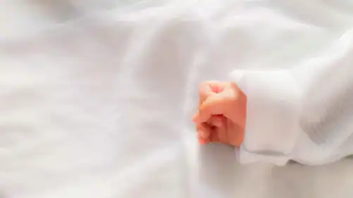 يد طفل رضيع