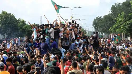 مشهد من الاحتفالات في دكا