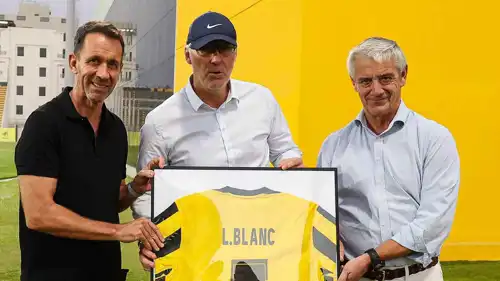 لوران بلان خلال تكريمه بعد رحيله عن تدريب الاتحاد