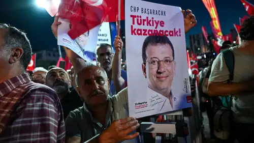 مناصرو أكرم إمام أوغلو يرفعون صورته في تركيا