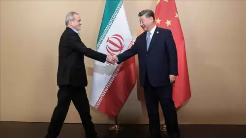 الرئيس الصيني خلال لقاء سابق مع الرئيس الإيراني