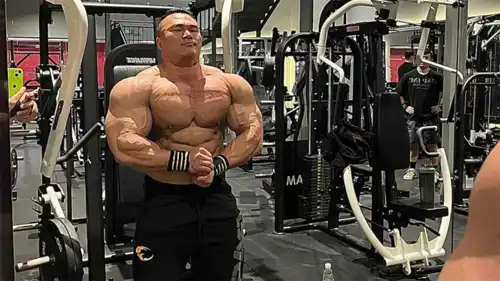 لاعب كمال الأجسام الصيني الراحل "وانغ كون"