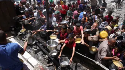 فلسطينيون يتجمعون لاستلام حصص من الطعام