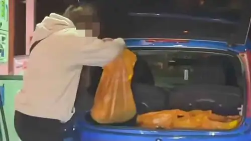 تعبئة بنزين في أكياس