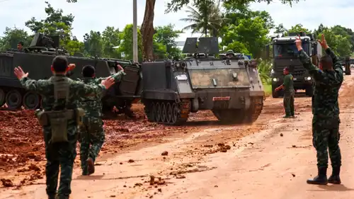 ناقلات جنود على الحدود التايلاندية الكمبودية