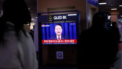 الرئيس يون سوك يول يظهر على شاشة تلفزيونية في محطة للسكك الحديدية في سيول، كوريا الجنوبية