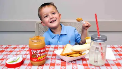 طفل يتناول زبدة الفول السوداني 