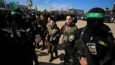 عناصر من حماس خلال تسليم رهائن