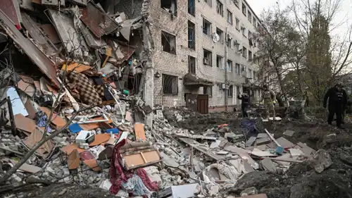 مبنى سكني تعرض لأضرار بالغة خلال غارات صاروخية وطائرات بدون طيار روسية