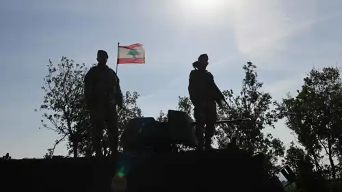 جنود لبنانيون يقفون فوق مركبة عسكرية في ألما الشعب