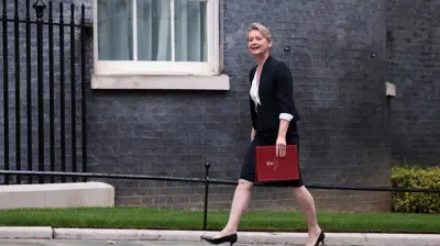 وزير الداخلية إيفيت كوبر