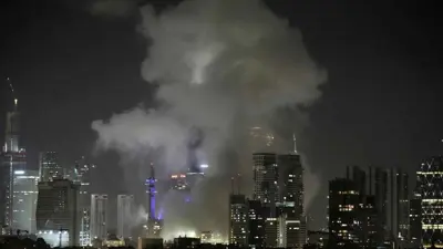 دخان متصاعد من سماء تل أبيب إثر القصف الإيراني