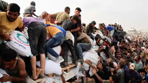 غزيون يحاولون الحصول على مساعدات