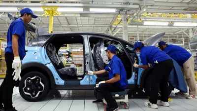 مصنع سيارات في الصين 