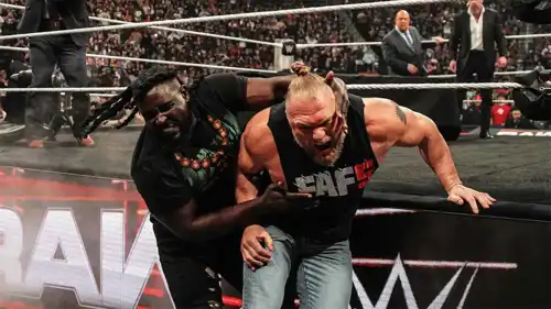 اشتباك كبير بين بروك ليسنر وأوبا فيمي