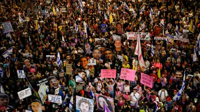 أقارب وأنصار الرهائن الإسرائيليين لدى حماس يتظاهرون للمطالبة بالإفراج عن جميع الرهائن، في تل أبيب، إسرائيل