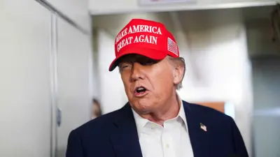 ترامب يتحدث للصحفيين على متن الطائرة