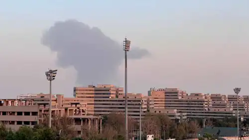 دخان يتصاعد إثر حريق بمستودع جنوب طهران