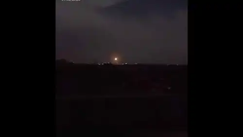 جانب من الاشتباكات ووميض القنابل في المنقطة